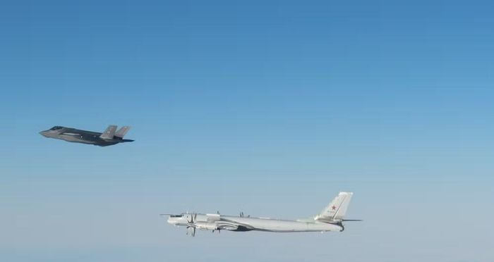 Máy bay tuần thám săn ngầm Tu-142 được Liên Xô phát triển trên nền tảng máy bay ném bom chiến lược Tu-95.