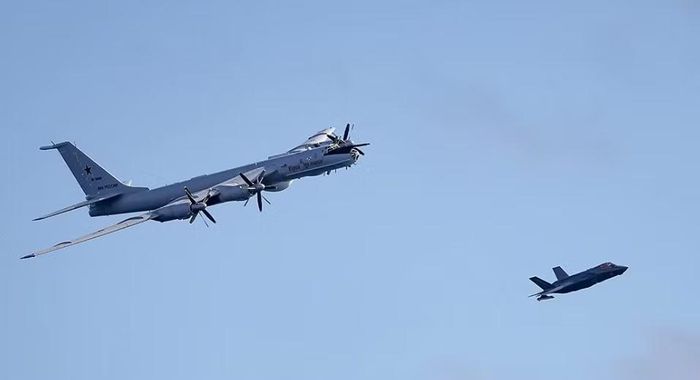 Theo phía Anh, máy bay tuần thám săn ngầm Tu-142 bay ở độ cao thấp và tiếp cận tàu sân bay HMS Prince of Wales ở cự ly rất gần. Trong quá trình hoạt động, máy bay Nga còn thả số lượng lớn phao thủy âm gần đội hình tàu chiến.