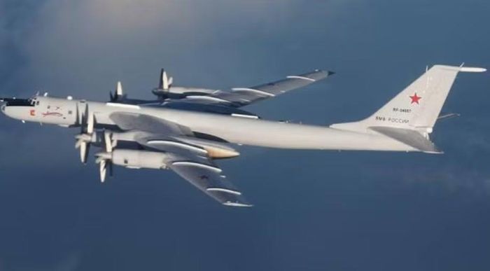 Phi hành đoàn Tu-142 cũng không trả lời những cảnh báo liên quan đến nguy cơ ảnh hưởng an toàn bay khi tiếp cận nhóm tác chiến đang triển khai lực lượng.