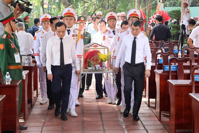 Thủ tướng Chính phủ cùng các lãnh đạo, nguyên lãnh đạo Đảng, Nhà nước và TP Hồ Chí Minh tham dự lễ đưa hài cốt liệt sĩ về nhà tưởng niệm. Ảnh: K.S