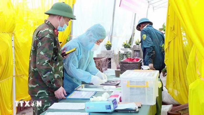 Triển khai lấy mẫu hài cốt liệt sĩ để phục vụ giám định ADN tại Nghĩa trang liệt sĩ Yên Nam phường Duy Tiên, tỉnh Ninh Bình. Ảnh: TTXVN.