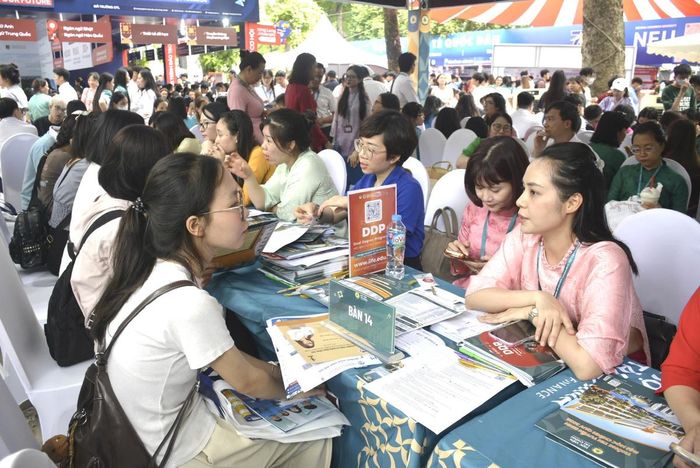 TS Nguyễn Bích Thuận - Phó Viện trưởng Viện Đào tạo Quốc tế, Học viện Tài chính tư vấn tuyển sinh cho thí sinh.