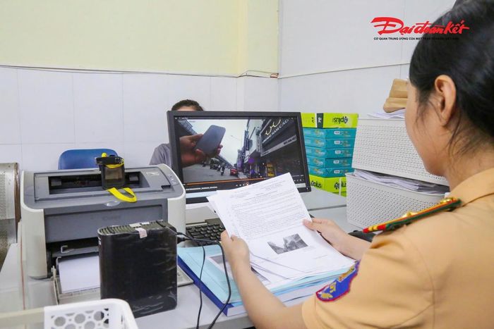 Dữ liệu vi phạm được bàn giao để bộ phận xử lý tra cứu thông tin, gửi thông báo cho chủ xe.