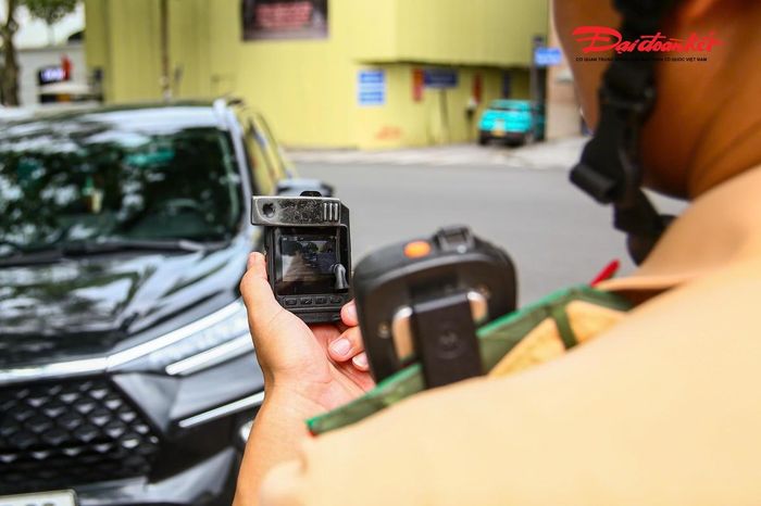 Để duy trì hiệu quả, Đội CSGT đường bộ số 1 đã đẩy mạnh ứng dụng hệ thống camera AI cùng đèn tín hiệu giao thông thông minh trong giám sát, điều hành giao thông theo thời gian thực. Việc phân tích lưu lượng phương tiện giúp điều chỉnh chu kỳ đèn phù hợp, góp phần giảm ùn tắc, nâng cao hiệu quả tổ chức giao thông trên các tuyến phố trung tâm.