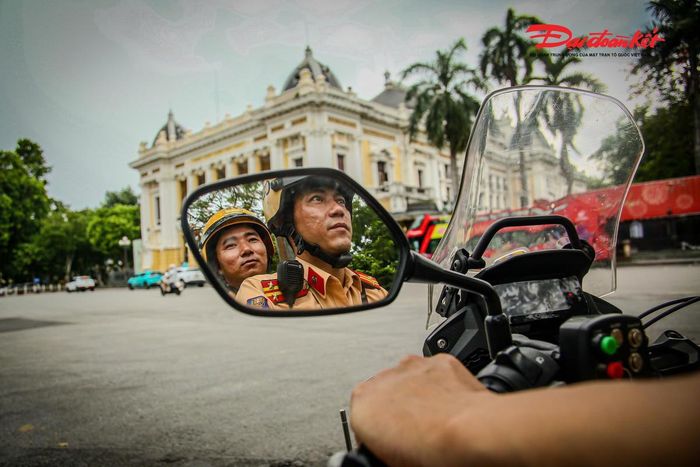 Song song với việc ứng dụng công nghệ, lực lượng CSGT duy trì thường xuyên các tổ tuần tra lưu động nhằm kịp thời phát hiện, xử lý những hành vi vi phạm là nguyên nhân gây mất trật tự, an toàn giao thông và ảnh hưởng đến mỹ quan đô thị, đặc biệt là tình trạng dừng, đỗ xe sai quy định.