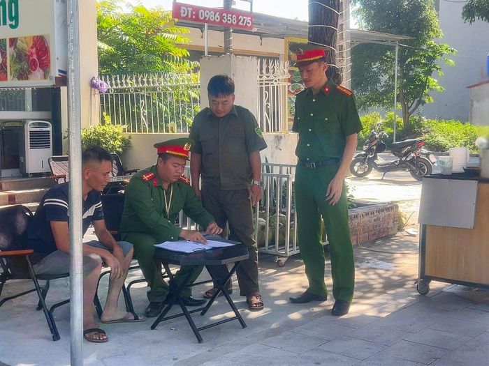 Công an xã Biện Thượng yêu cầu các hộ kinh doanh ký cam kết không sử dụng các xe tự chế vi phạm. Ảnh: Công an xã Biện Thượng cung cấp