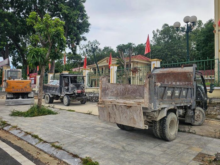 Xe tải, xe tự chế vi phạm bị Công an xã Biện Thượng yêu cầu tháo dỡ. Ảnh: Đình Minh