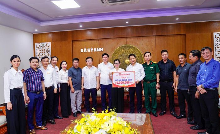 ...và hỗ trợ 10 triệu đồng cho Quỹ Đền ơn đáp nghĩa. Ảnh: Cẩm Kỳ