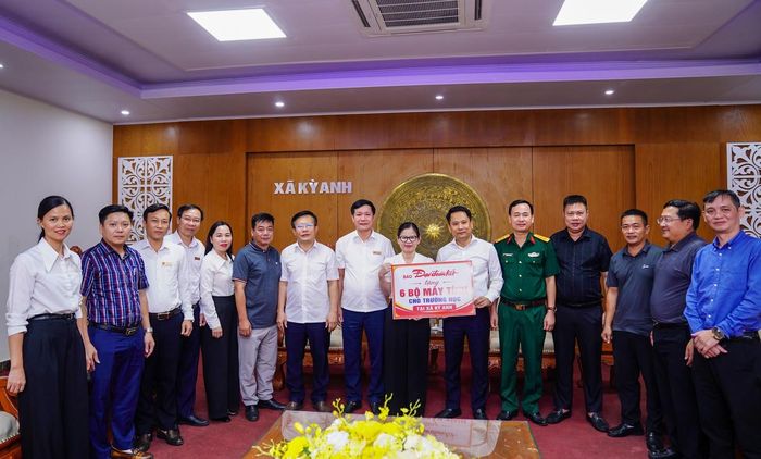 Báo Đại đoàn kết đã trao tặng 6 bộ máy vi tính phục vụ công tác chuyên môn của xã Kỳ Anh...
