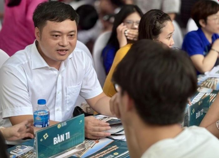 Thí sinh tìm hiểu thông tin tuyển sinh đại học 2026. Ảnh: P.Lan.