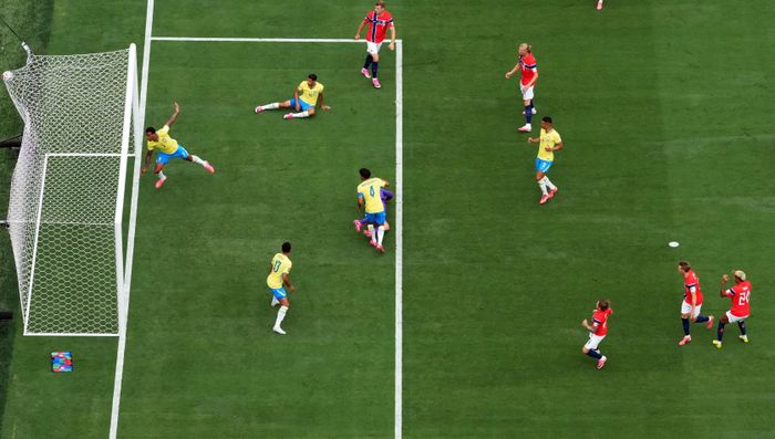 CĐV Brazil thót tim ngay từ những phút đầu.
