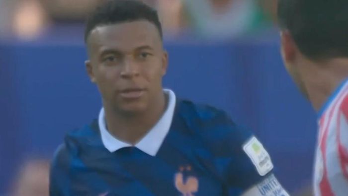 Mbappe nổi nóng với các trò bẩn của cầu thủ Paraguay.
