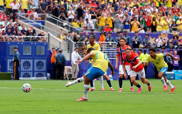 Antonio Valencia cho rằng Brazil không nên để Bruno Guimaraẽs thực hiện quả phạt đền trước Na Uy.