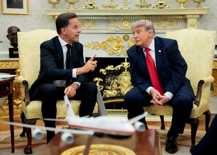 Tổng thống Mỹ Donald Trump tham dự cuộc gặp với Tổng thư ký NATO Mark Rutte tại Phòng Bầu dục của Nhà Trắng ở Washington D.C., ngày 24/6. Ảnh: Reuters.