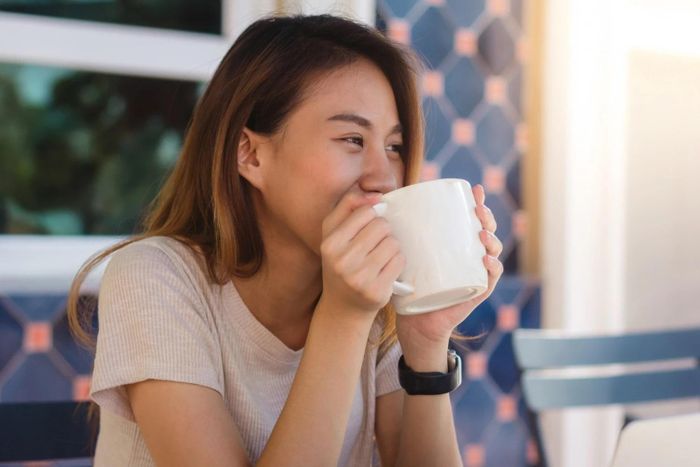 Lựa chọn đồ uống phù hợp vào buổi sáng không chỉ hỗ trợ gan hồi phục tốt mà còn giúp bạn đón ngày mới năng động, sảng khoái hơn. Ảnh: Magnific.