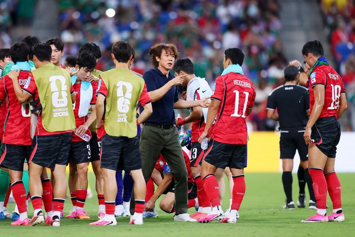HLV Hong Myung-bo chịu chỉ trích nặng nề sau thất bại của tuyển Hàn Quốc ở World Cup năm nay. Ảnh: Reuters.