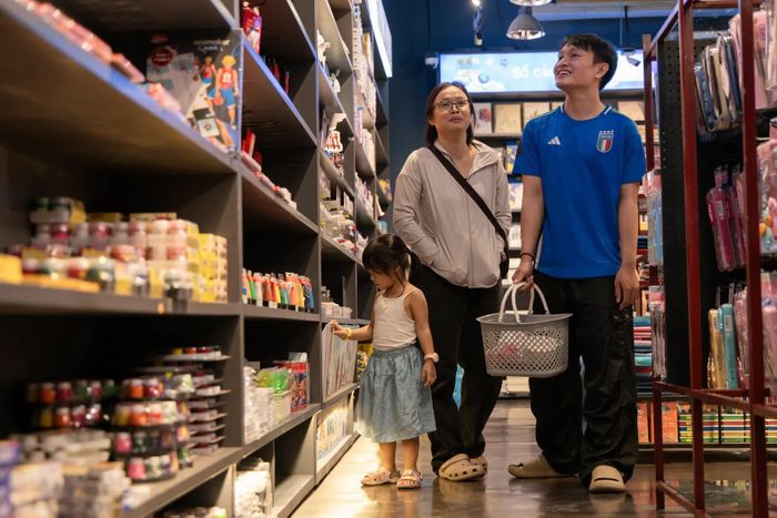  Các tầng phía trên dành cho văn phòng phẩm, quà tặng, họa cụ và các sản phẩm phục vụ nhu cầu học tập, sáng tạo của nhiều nhóm độc giả. 