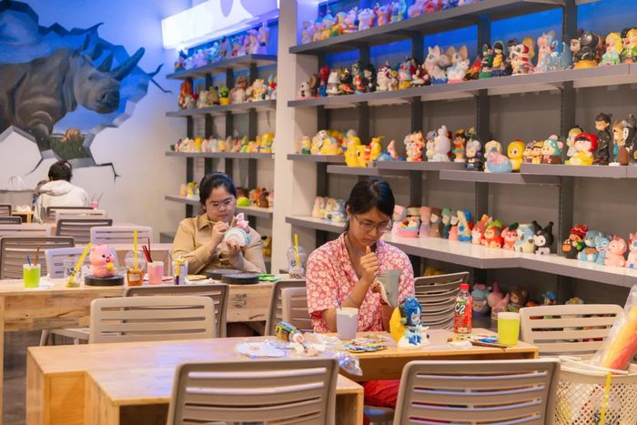  Một số khu vực trải nghiệm như tô tượng, tranh cát được bố trí phục vụ các gia đình và trẻ nhỏ khi đến nhà sách. Không gian cà phê được tích hợp ngay trong tòa nhà, tạo thêm lựa chọn cho những người muốn đọc sách hoặc làm việc trong thời gian dài. 