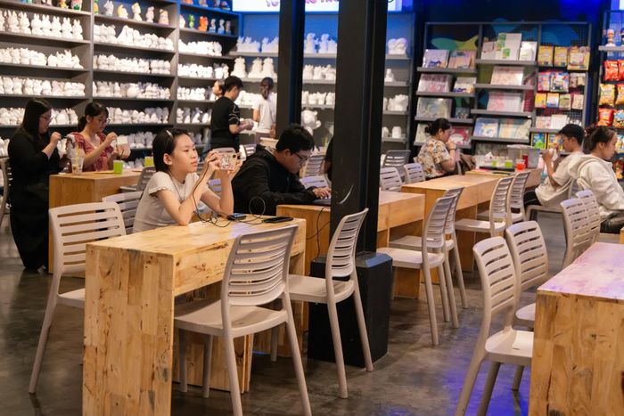  Bên cạnh độc giả đến mua sách, không gian này cũng thu hút nhiều bạn trẻ đến giải trí và tham quan các khu vực trưng bày. 
