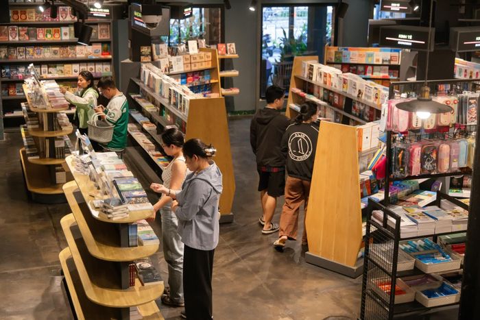  Chia sẻ với Tri Thức - Znews, đại diện Hải An cho biết nhà sách được phát triển theo mô hình kết hợp giữa nhà sách và không gian văn hóa - nghệ thuật, hướng đến việc mở rộng trải nghiệm đọc thông qua các hoạt động triển lãm, giao lưu và workshop. 