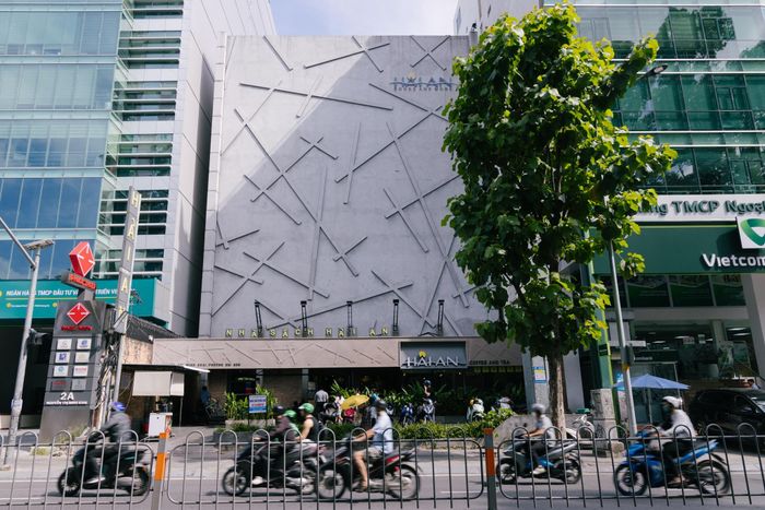  Nhà sách Hải An nằm ở đoạn đầu đường Nguyễn Thị Minh Khai (phường Bến Thành, TP.HCM), đi vào hoạt động từ năm 2020. Công trình gồm 5 tầng với nhiều không gian dành cho sách, văn phòng phẩm và các hoạt động trải nghiệm. 