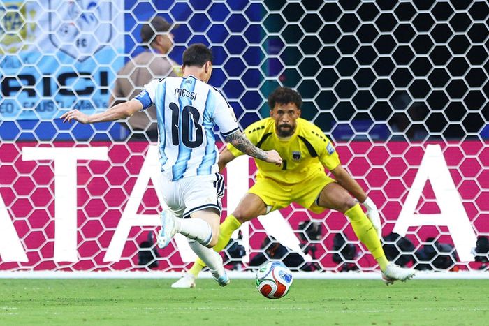  Thủ môn Vozinha cản phá cú sút của Messi trong trận đấu giữa Argentina và Cape Verde trên sân vận động Hard Rock, Mỹ, sáng 4/7. Ảnh: Reuters.
