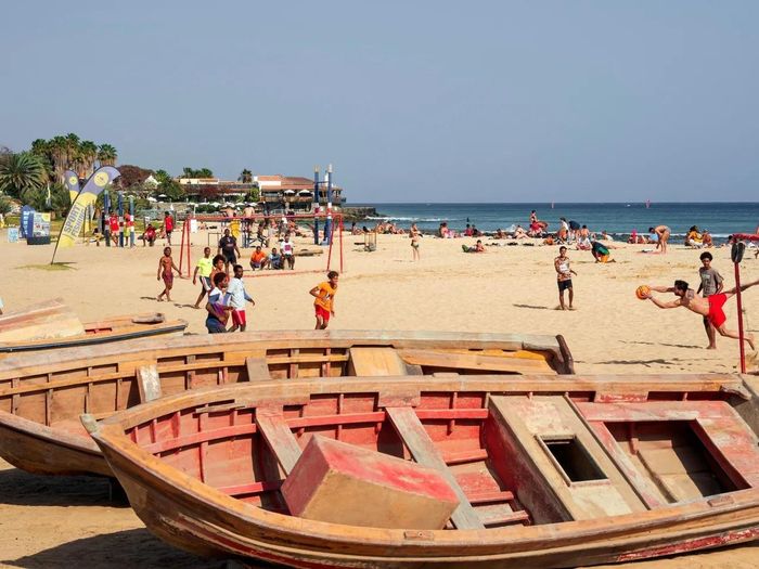  Bãi biển Santa Maria trên đảo là điểm đến nổi tiếng kết hợp giữa bóng đá, biển xanh và các hoạt động nghỉ dưỡng. Ảnh: Martin Zwick. 