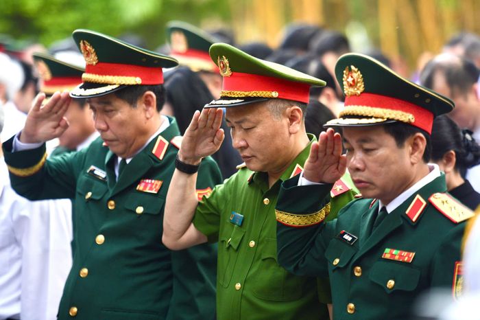 Sau nghi thức dâng hoa, dâng hương, các đại biểu dành phút mặc niệm tưởng nhớ công lao to lớn của các Anh hùng liệt sĩ đã anh dũng hy sinh vì sự nghiệp đấu tranh giải phóng dân tộc, thống nhất đất nước. 