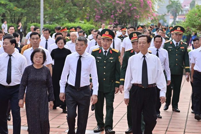  Tham dự lễ dâng hương còn có nguyên Chủ tịch nước Trương Tấn Sang, nguyên Thủ tướng Nguyễn Tấn Dũng, Phó Thủ tướng Phạm Thị Thanh Trà - Trưởng Ban Chỉ đạo 515 quốc gia, Thượng tướng Nguyễn Văn Gấu - Thứ trưởng Bộ Quốc Phòng, Bí thư Thành ủy TP.HCM Trần Lưu Quang, Trung tướng Mai Hoàng - Giám đốc Công an TP.HCM, và đại diện nhiều bộ, ngành, đơn vị liên quan cùng các nhân chứng. 