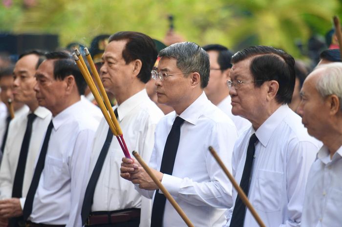  Thủ tướng Lê Minh Hưng chủ trì nghi thức dâng hương trước Tượng đài cố Tổng Bí thư Trần Phú lúc 7h sáng 6/7. 