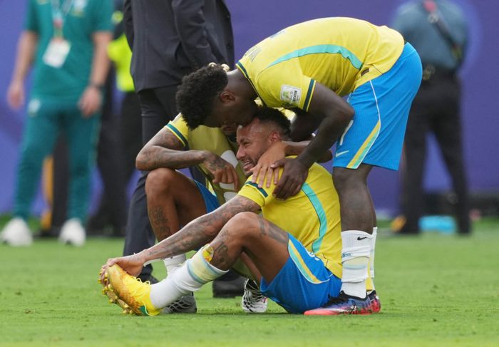  Neymar rơi nước mắt trước khi được đồng đội an ủi. World Cup 2026 có thể là giải đấu lớn cuối cùng của anh trong màu áo tuyển Brazil. 