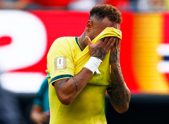 Người hâm mộ hô vang tên Neymar khi anh vào sân, thời điểm Brazil vẫn đang hòa 0-0 trước Na Uy. Nhiều người kỳ vọng những khoảnh khắc thiên tài của tiền đạo đang khoác áo Santos sẽ giúp "Selecao" vượt khó. 