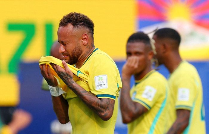  Cảm xúc thất vọng của Neymar sau khi trận đấu khép lại. Chân sút của Santos chỉ vào sân từ ghế dự bị và mang về bàn thắng cho "Selecao" trên chấm 11 m ở phút bù giờ cuối hiệp hai. 