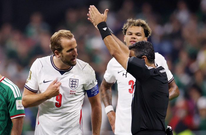 Harry Kane phân trần với trọng tài trước khi bị thổi phạt. Ảnh: Reuters.