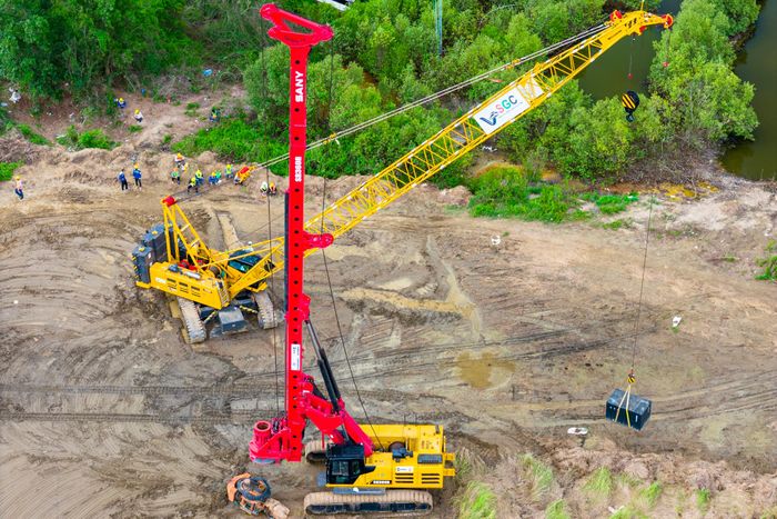  Các mũi khoan khảo sát địa chất đang được triển khai trên toàn tuyến, nhằm đánh giá điều kiện nền đất, phục vụ hoàn thiện giải pháp kỹ thuật, trong đó có các đoạn đi ngầm qua khu vực trung tâm TP.HCM. 