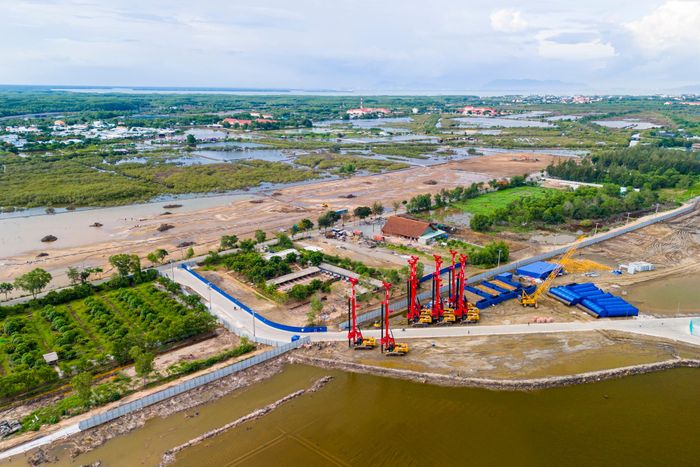  Trong ảnh là khu vực depot Cần Giờ - một trong những hạng mục quan trọng nhất của toàn tuyến, đảm nhận chức năng tập kết, bảo dưỡng, sửa chữa các đoàn tàu và bố trí Trung tâm điều hành khai thác (OCC), phục vụ công tác quản lý, vận hành tuyến đường sắt trong tương lai. 