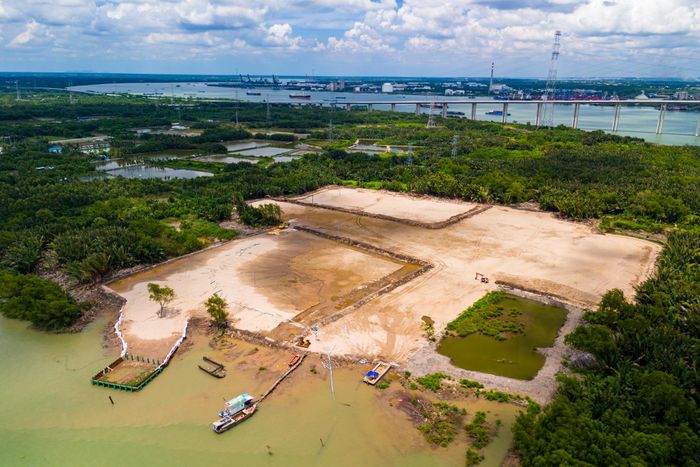  Tại phía địa phận xã Bình Khánh, công tác san lấp mặt bằng đã cơ bản hoàn tất, tạo tiền đề để triển khai các hạng mục thi công. 