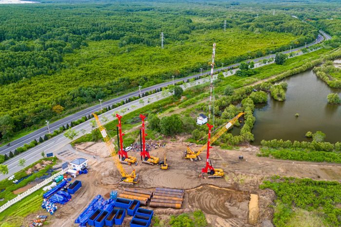  Đoạn đi qua Rừng Sác thuộc xã Cần Giờ cũng đã được tập kết nhiều cần cẩu, máy khoan cọc cùng nhiều thiết bị phục vụ thi công. 
