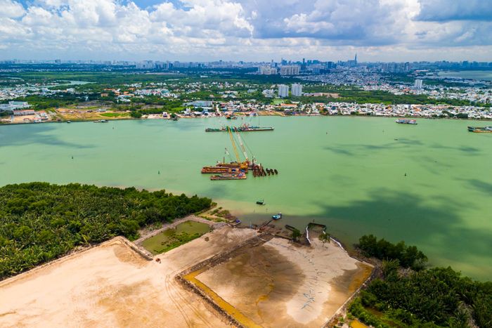  Tuyến metro Bến Thành - Cần Giờ dài khoảng 54 km, tổng mức đầu tư hơn 102.000 tỷ đồng, đã được UBND TP.HCM phê duyệt phương án tuyến và tổ chức lễ động thổ ngày 19/12/2025. Dự án do CTCP Đầu tư và Phát triển đường sắt cao tốc VinSpeed (thuộc Vingroup) đề xuất đầu tư, dự kiến vận hành thương mại vào cuối năm 2028. 
