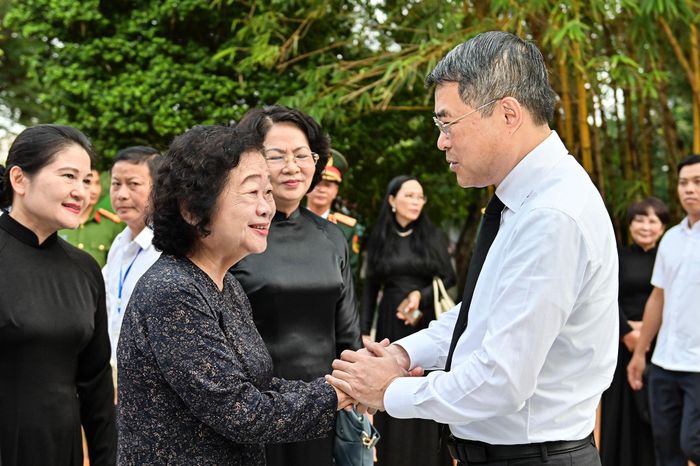  Thủ tướng Lê Minh Hưng thăm hỏi nguyên Phó chủ tịch nước Trương Mỹ Hoa, nguyên Phó chủ tịch nước Đặng Thị Ngọc Thịnh cùng các nguyên lãnh đạo Đảng, Nhà nước trong buổi lễ. 