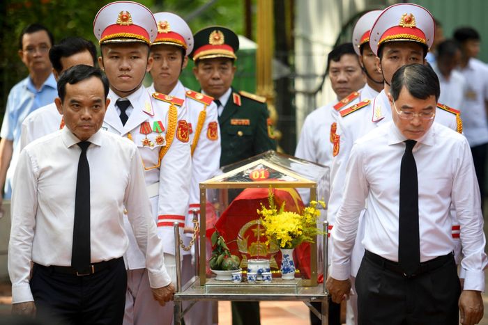  Trong tiếng kèn truy điệu, Thủ tướng Lê Minh Hưng và Bí thư Thành ủy TP.HCM Trần Lưu Quang dẫn đầu đoàn, thực hiện nghi lễ đưa anh linh và hài cốt rời khu vực hành lễ, đến Nhà tưởng niệm gần đó để an táng. 