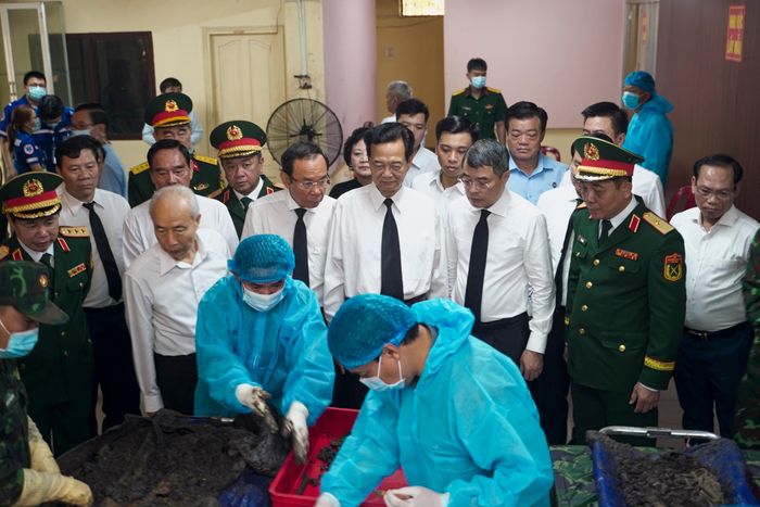  Thủ tướng cùng đoàn đại biểu giám sát quy trình lấy mẫu sinh phẩm tại khu vực lấy mẫu và lưu mẫu. 
