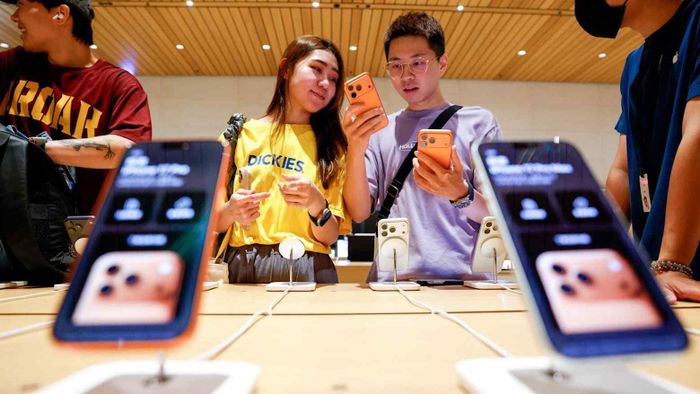  Người dùng trải nghiệm iPhone 17 Pro tại cửa hàng. Ảnh: Reuters. 