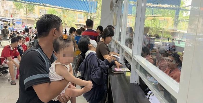  Đông bệnh nhân đến khám ngoại trú trái tuyến tại Bệnh viện Nhi đồng 2. Ảnh: BVCC.