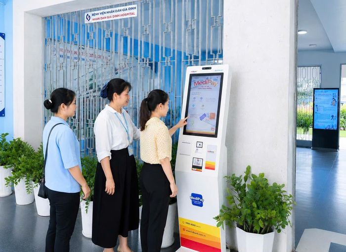  Bệnh viện Nhân dân Gia Định lắp đặt kiosk tự phục, giúp bệnh nhân đăng ký khám nhanh chóng. Ảnh: BVCC. 