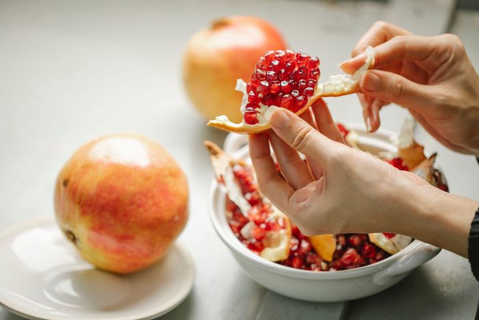 Lựu được xem là siêu trái cây vì cung cấp đồng thời nhiều dưỡng chất và chất chống oxy hóa có lợi. Ảnh: Pexels. 