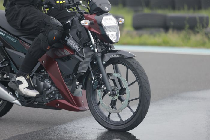 Phiên bản Satria Pro có ABS trên bánh trước. Ảnh: Suzuki Việt Nam. 