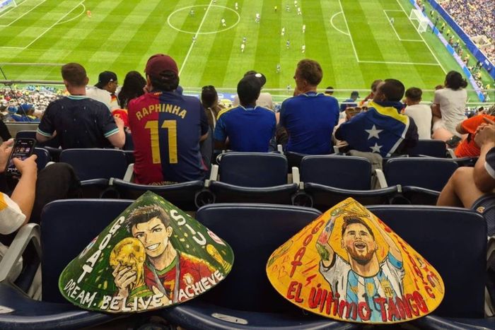 Ngay sau World Cup 2022, Trường Định cùng nhóm bạn bắt đầu lên kế hoạch cho chuyến đi tới Mỹ để theo dõi World Cup 2026. Phần lớn thành viên trong nhóm là người hâm mộ Cristiano Ronaldo hoặc Lionel Messi. Định cho biết động lực lớn nhất của chuyến đi là được tận mắt chứng kiến hai thần tượng thi đấu tại kỳ World Cup có thể là cuối cùng trong sự nghiệp. "Đây là lần thứ 3 tôi được xem World Cup và cũng có thể là kỳ World Cup cuối cùng của Ronaldo và Messi. Đó là lý do lớn nhất tôi muốn được tận mắt chứng kiến hai thần tượng thi đấu lần cuối ở sân chơi này", anh nói với Tri Thức - Znews.