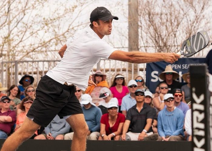  Trước khi tập trung kinh doanh vợt, Ignatowich từng thi đấu nổi bật trong hệ thống PPA Tour và Major League Pickleball. 
