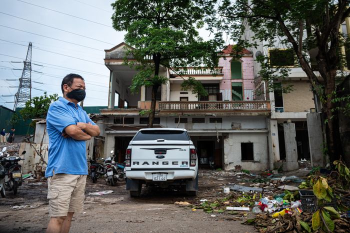  Ông An (68 tuổi, phường Chương Mỹ) và hai con trai có ba căn nhà nằm trong diện giải phóng mặt bằng, tổng diện tích khoảng 300 m2. Gia đình ông được đền bù 42,5 triệu đồng/m2. "Ngay khi nhận thông báo của UBND phường, gia đình tôi chủ động thu dọn tài sản, chấp hành nghiêm chỉnh để bàn giao mặt bằng cho dự án. Tuy nhiên, các thủ tục đền bù, tái định cư vẫn còn chưa hoàn thiện, gia đình tôi dự tính thuê nhà ở khu vực gần đây để ổn định cuộc sống trong lúc chờ giải quyết các chính sách trên", ông An nói. 